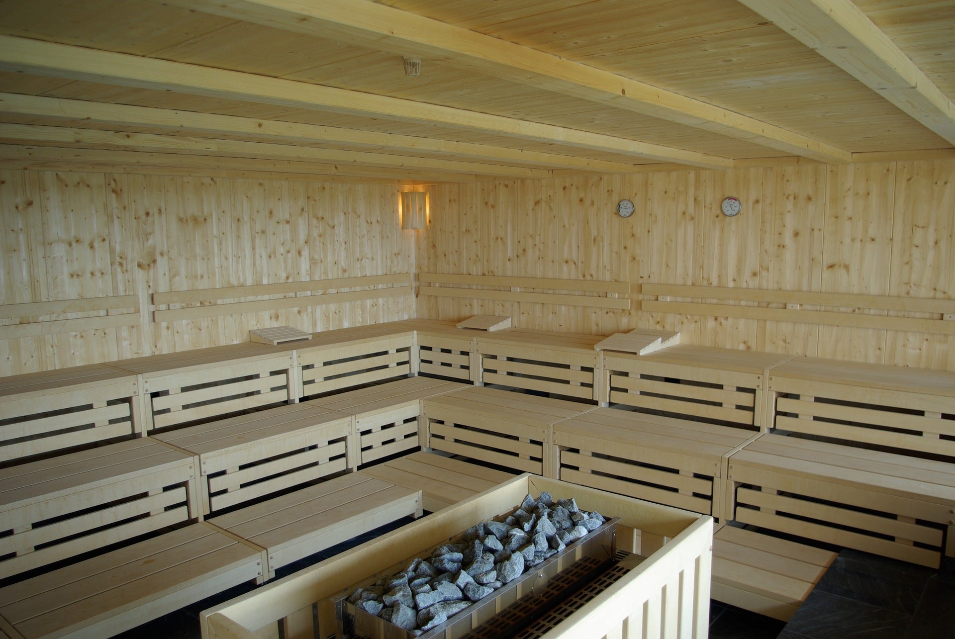 【サウナ】ロウリュとは?正しい方法と効果を紹介 – 自宅・家庭用サウナならIESAUNA