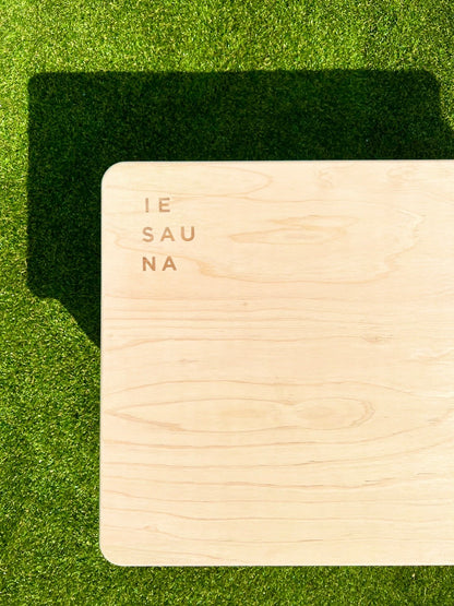 2名用のベンチにはIESAUNAのロゴが入っております。