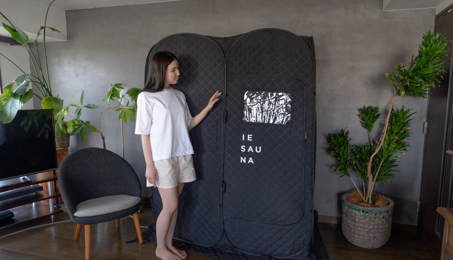 家庭用サウナ用電気ストーブ「IESAUNA」は部屋になじむデザイン